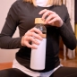 Preview: Glasflasche mit Verschluss aus Bambus und farbigem Silikonbeutel. 500 ml